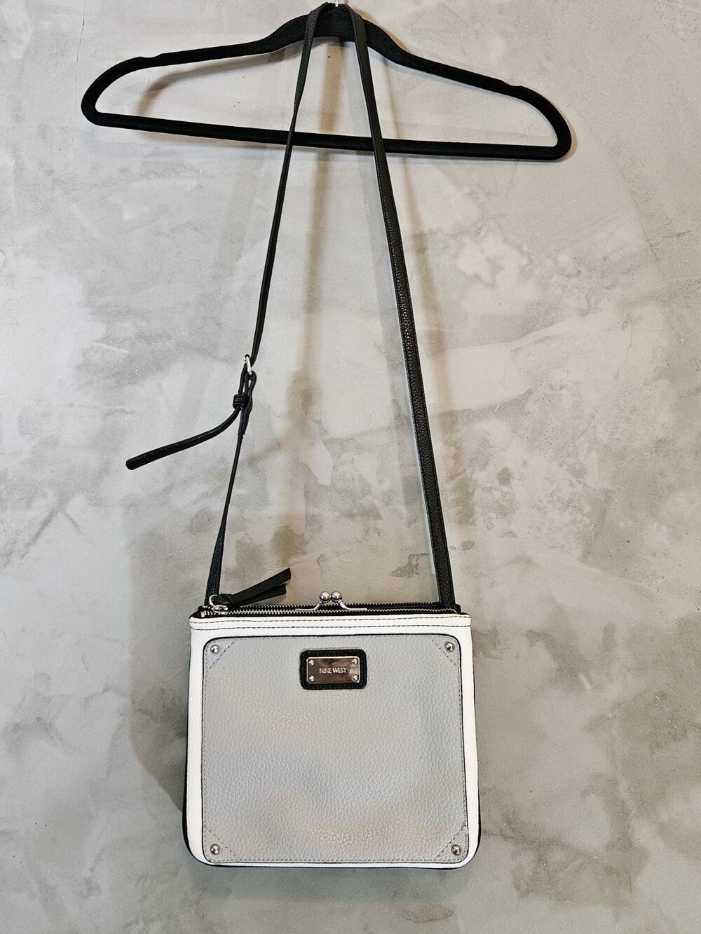 Nine West Crossbody Bag Gray & Black Kiss Closure And Zipper Lots Of Pockets